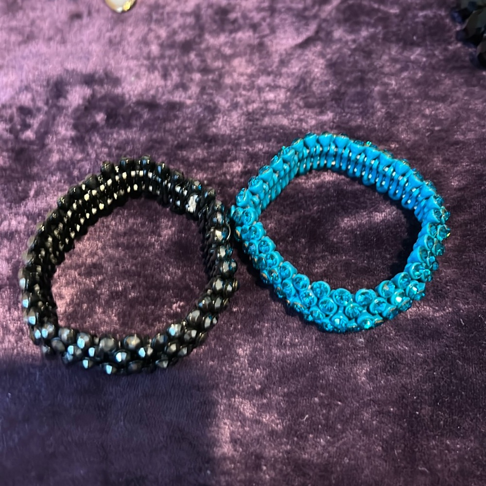 Stretch bracelets in black and blue